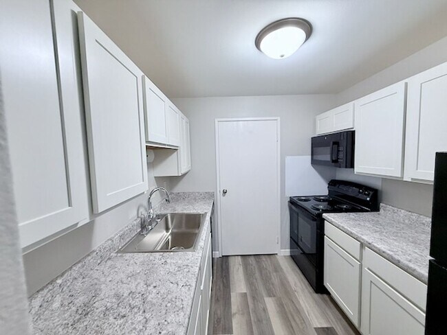 Building Photo - 2 Bedroom 1 Bathroom Lower