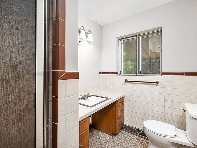 Building Photo - Beautiful 3 bedroom 2 bath charmer… Waitin...