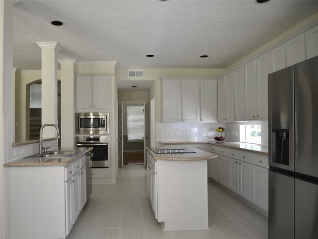 Building Photo - 218 Heathbrook Ln