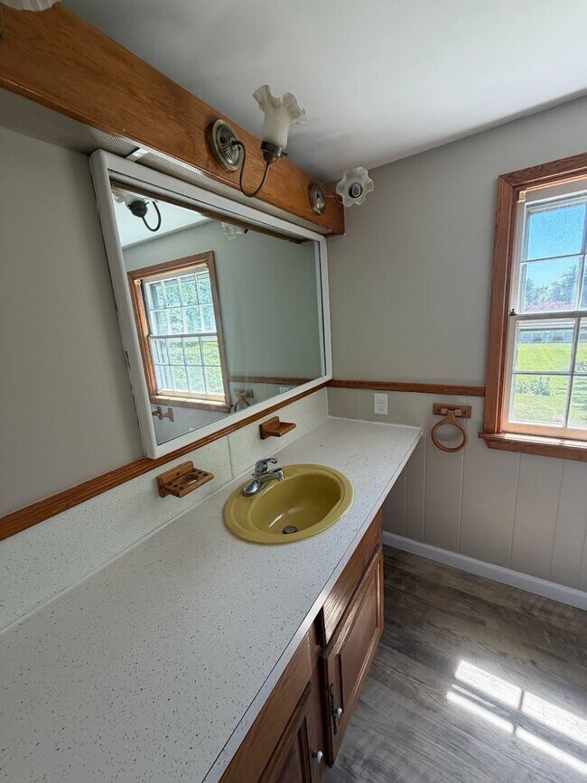 Building Photo - 3 Bedroom, 2 Full Bath Home with 4-Season Room, Garage & Large Lot