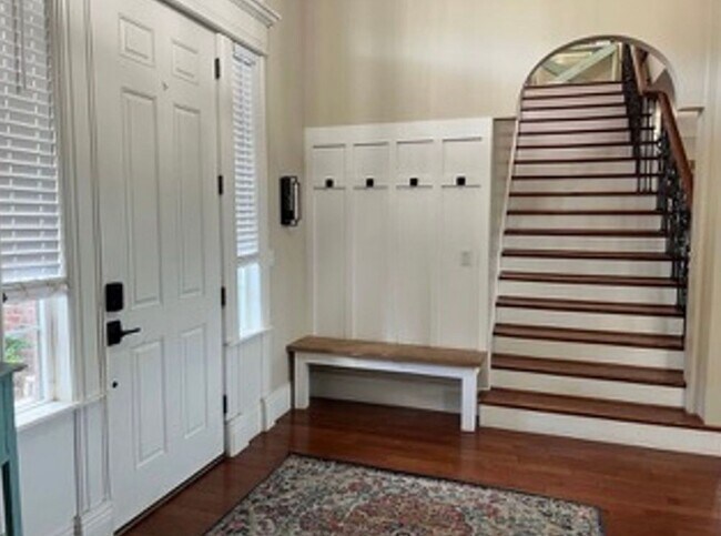 Building Photo - Beautiful, 6 Bedroom Home! 6 or 18 Month Lease!