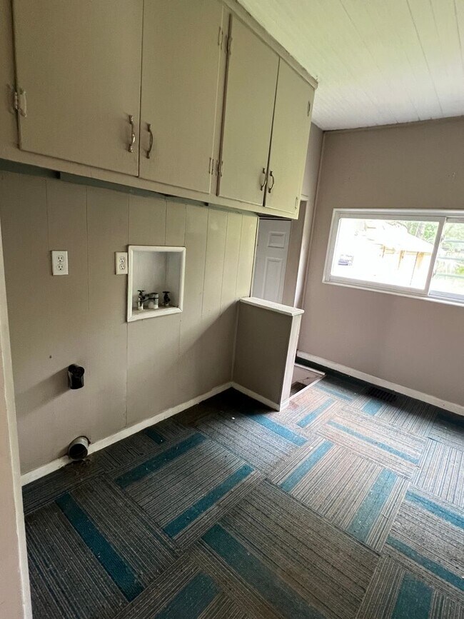 Building Photo - 3 bedroom/1 bathroom house