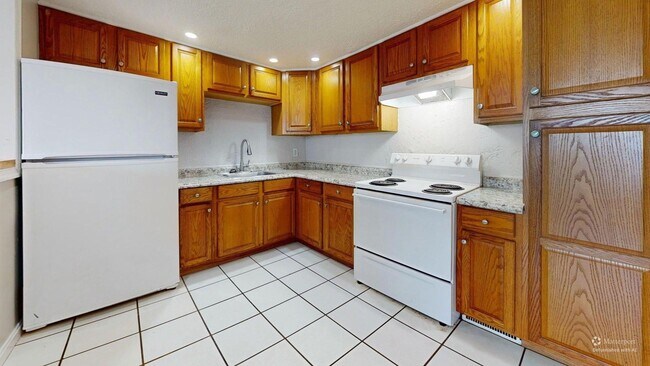 Building Photo - Elyria - fully updated two bedroom townhouse for rent!
