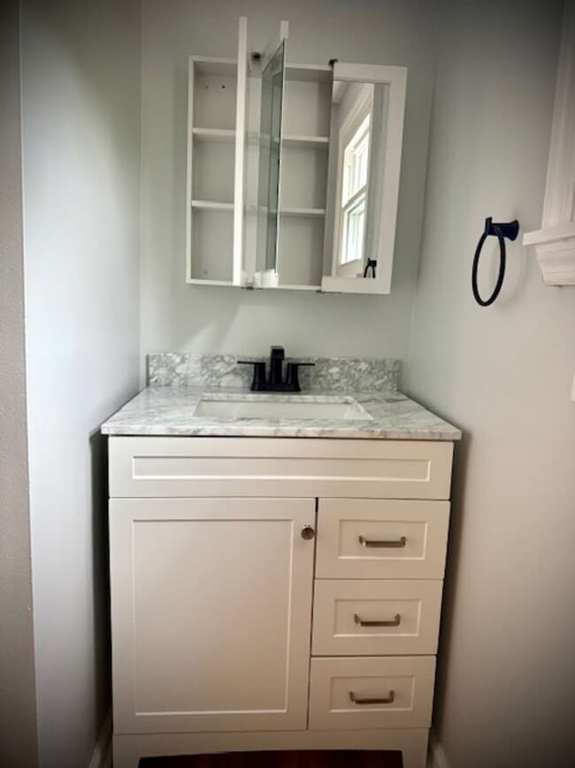 Building Photo - Updated, spacious 1 bedroom 1 bath located...