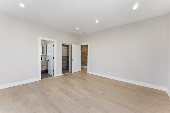 Building Photo - 7518 N Eastlake Terrace