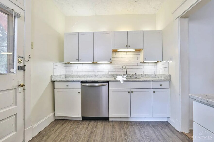 Building Photo - 2911 Robertson Ave