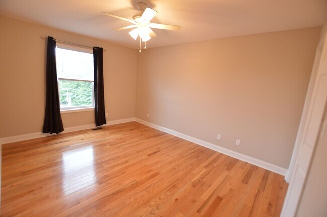 Building Photo - Premium End Unit Home!