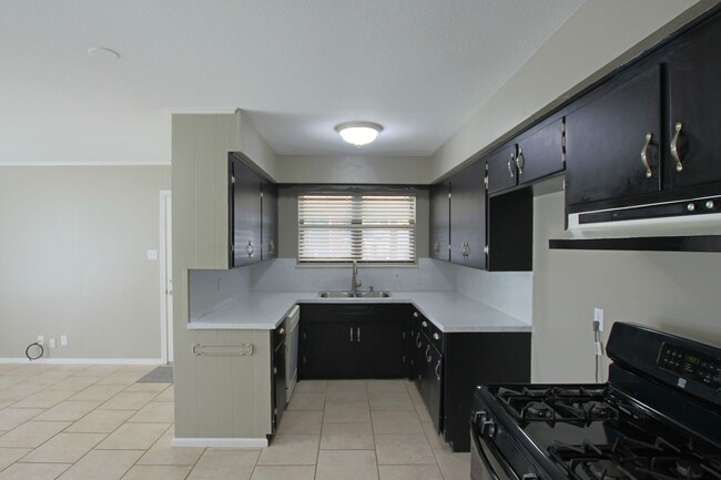 Building Photo - Spacious 2 Bedroom 1.5 Bath Rental on a Co...