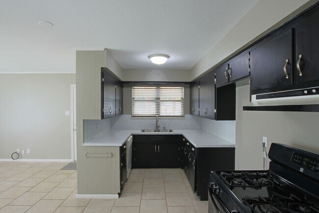Building Photo - Spacious 2 Bedroom 1.5 Bath Rental on a Corner Lot! Tour Today!