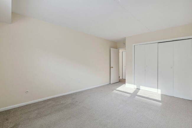 Building Photo - 1 Bedroom Condo Walking distance to Univer...