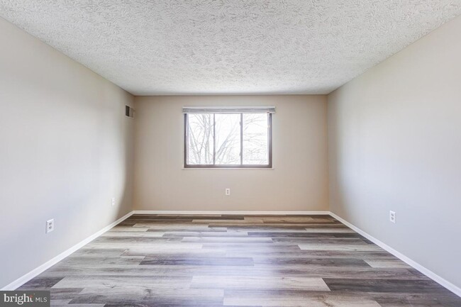 Building Photo - Third Floor Unit in a Great Location!