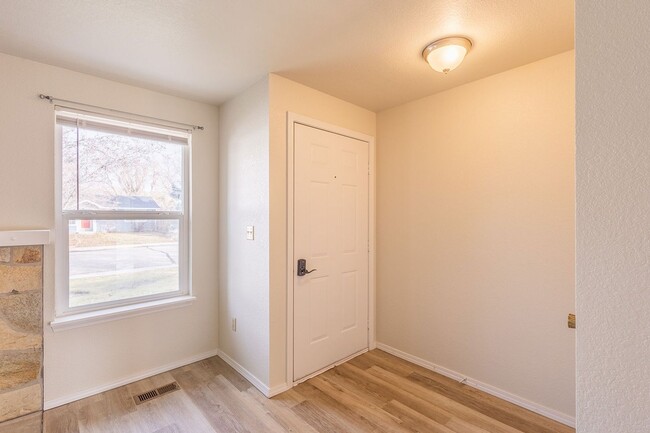 Building Photo - Renovated 2 bedroom 1 bathroom home