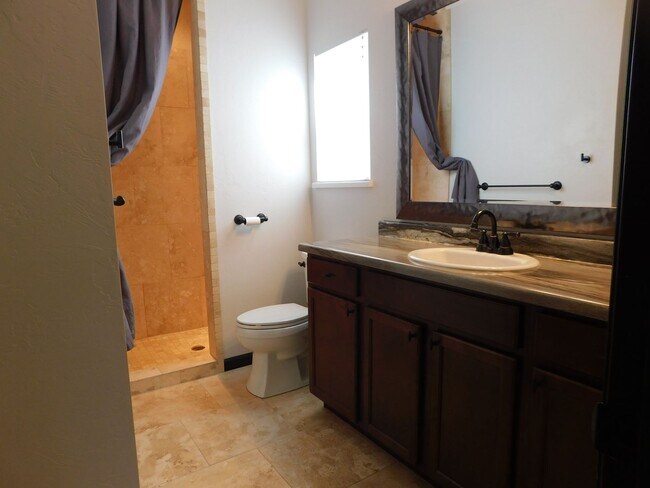 Building Photo - Beautiful Home in Clifton