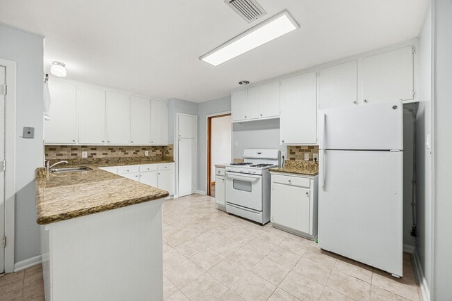 Building Photo - 2019 Woodvine Dr