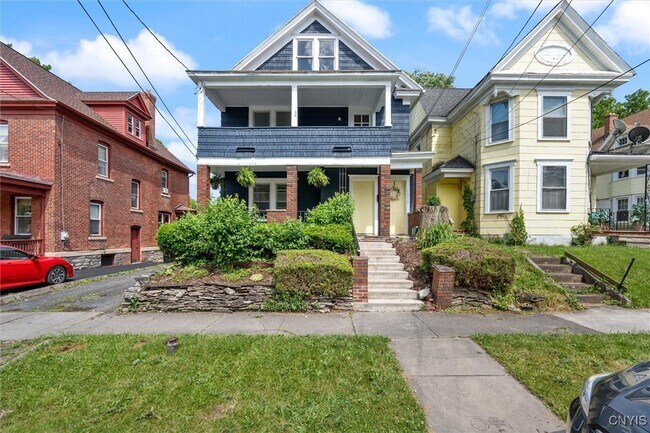 Primary Photo - 1030 Oak St
