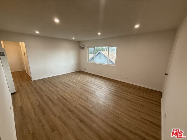 Building Photo - 2530 Carmona Ave