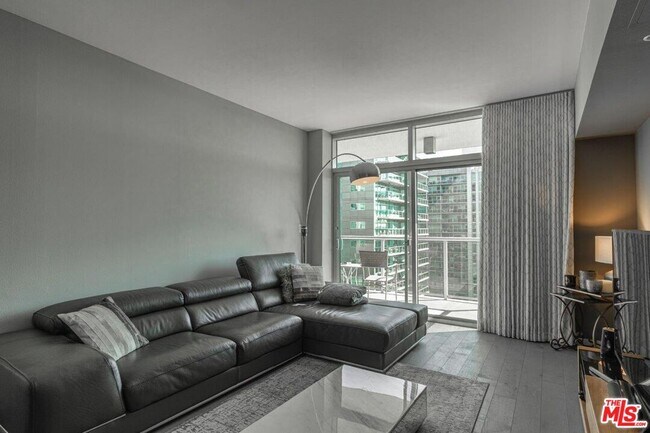 Building Photo - 13700 Marina Pointe Dr