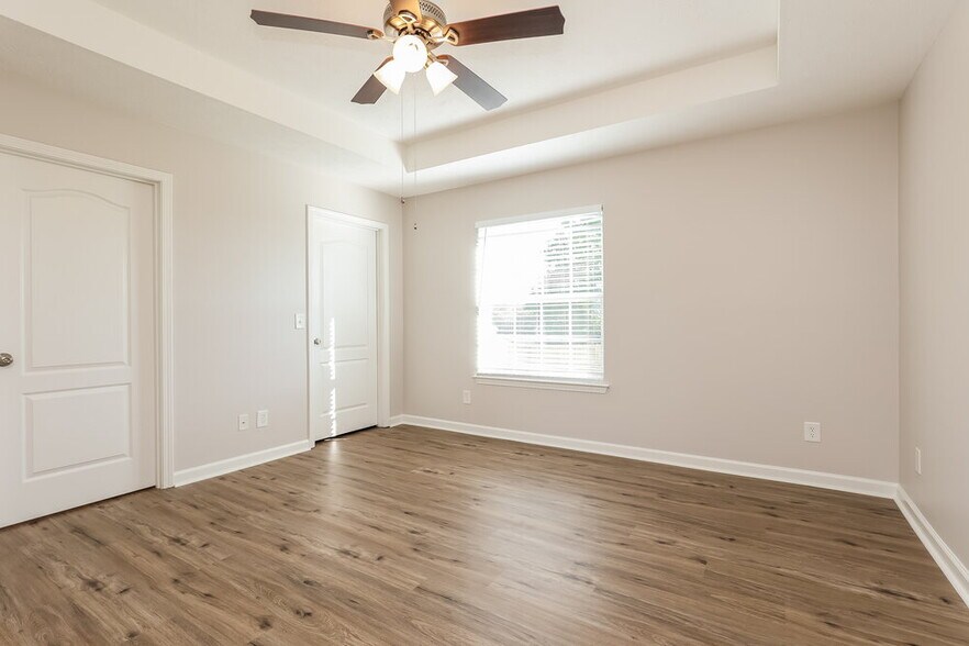 Building Photo - 323 Buttonwood Dr