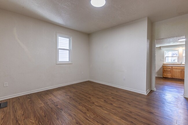 Building Photo - AVAILABLE OCTOBER 15th - Quirky 3+ Bedroom...