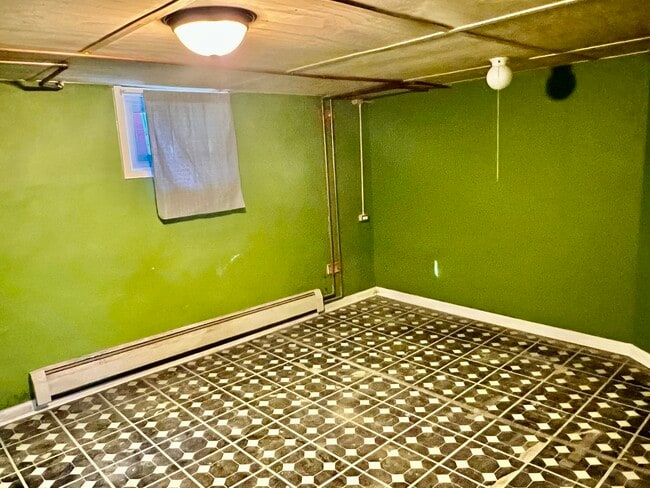 Building Photo - 1701 Victoria Ave