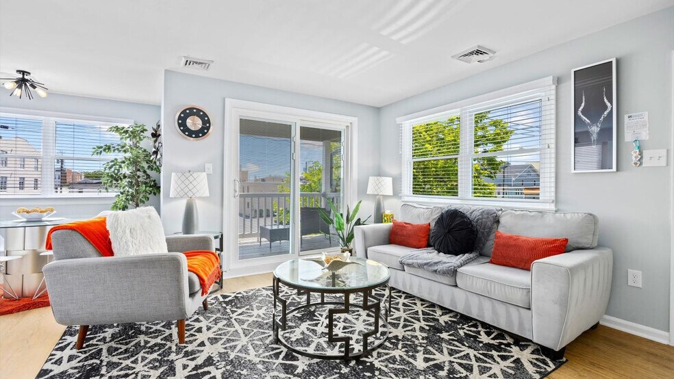 Primary Photo - 714 West Ave