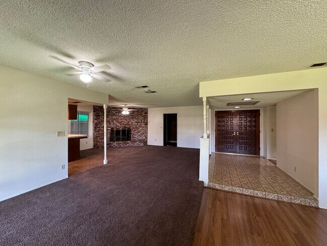 Building Photo - 3 Bedroom/2 Bath Home Off of South H Near ...