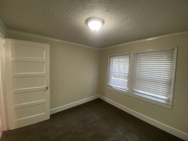 Building Photo - colonial5705