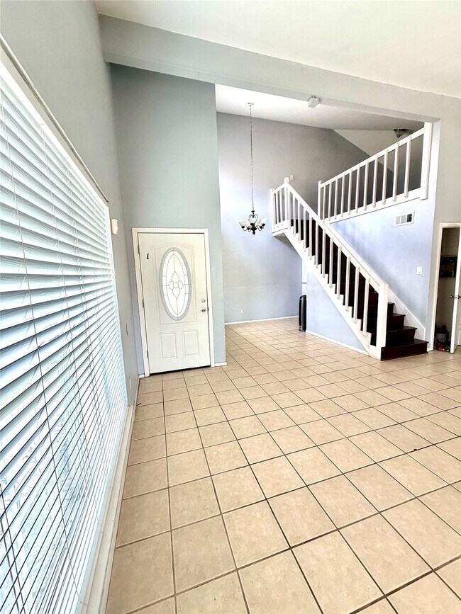 Building Photo - 7402 Alegria Dr