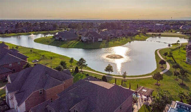 Building Photo - 25719 Oakwood Knoll Dr