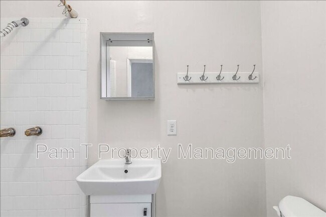 Building Photo - 214 E 48th St