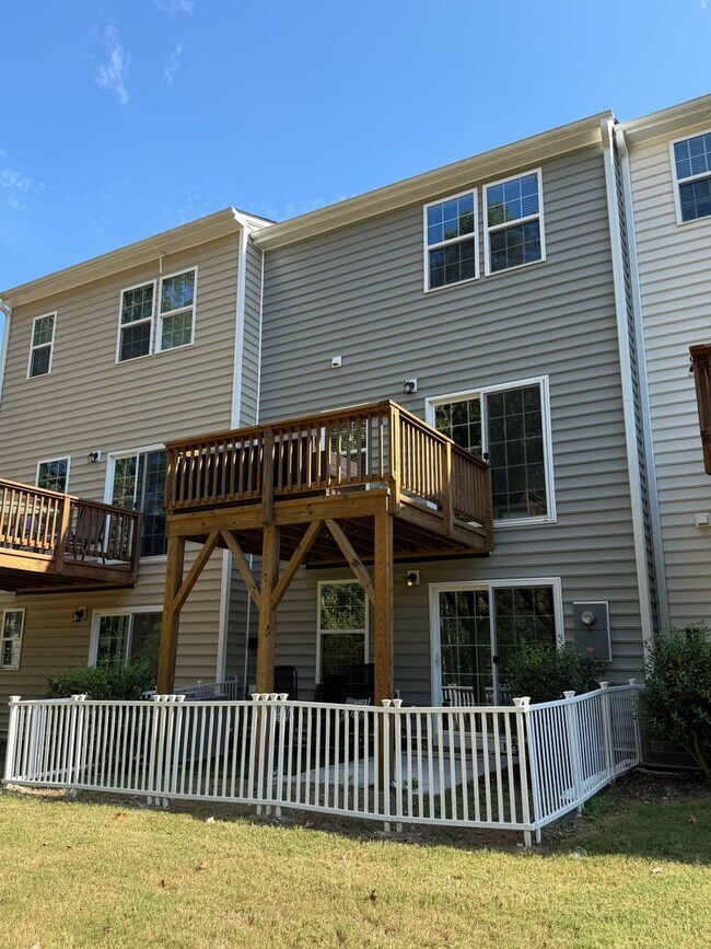 Building Photo - WONDERFUL Townhome in North East Raleigh, Available Now!