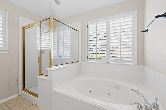 Building Photo - 1118 Enclave Square E
