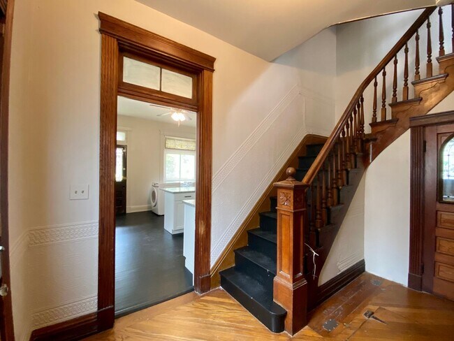 Building Photo - 146 Parker St