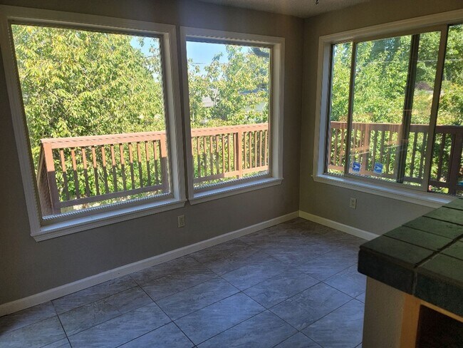 Building Photo - Kent 4 bedroom plus Den and 3 bathrooms & ...