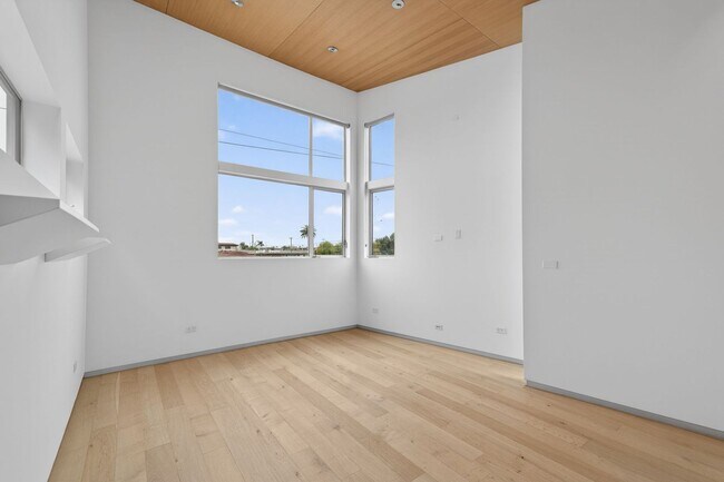 Building Photo - Discover this striking 3 bedroom apartment for rent in Venice, offering 4 bathrooms, contemporary...