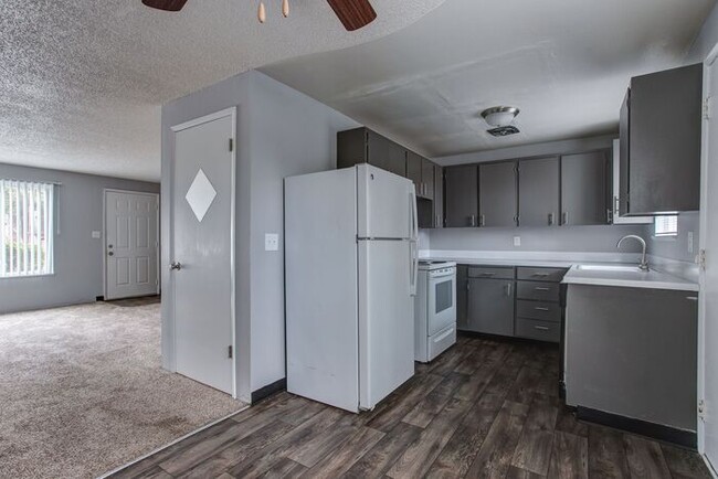 Building Photo - Shenandoah Gardens Apartments 2 bedroom 1....