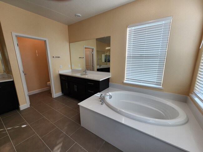 Primary bath - 2461 Coloma Ln