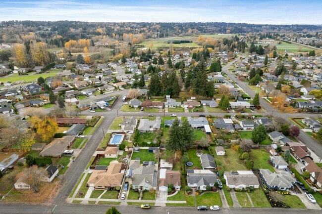Building Photo - Charming 3BR Home with Private Yard in Puyallup