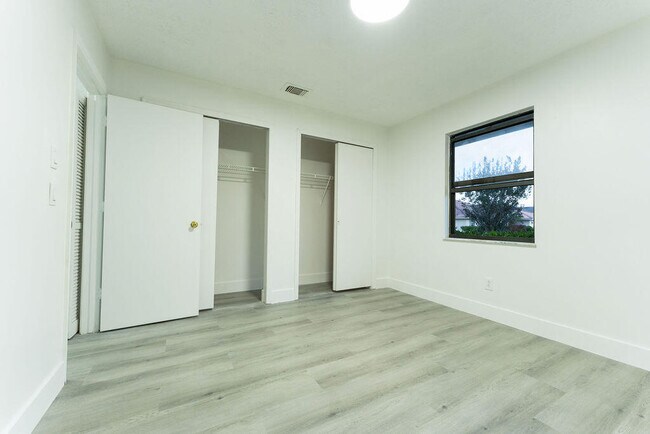 Building Photo - 1181 SW Sarto Ln