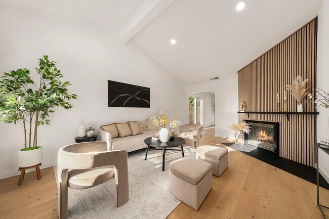 Building Photo - 5552 E Knoll Dr