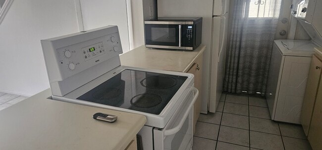 Building Photo - Quaint 2 story Townhome for rent