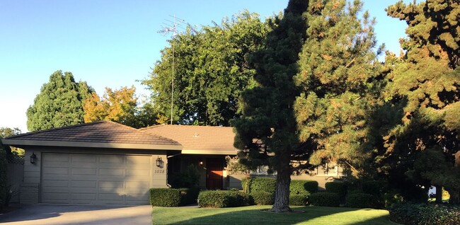 Building Photo - Beautiful home with manicured yards. Lands...