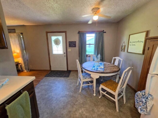 Building Photo - 2 Bedroom, 1 Bathroom with Attached Garage & Patio
