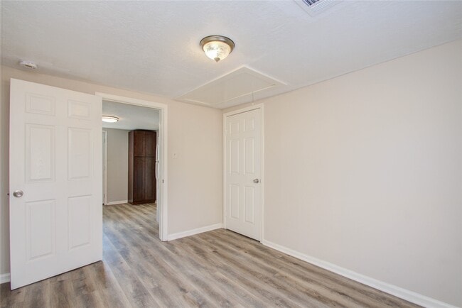 Building Photo - 1051 W Little York Rd