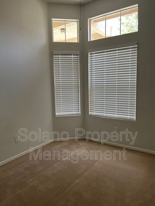 Building Photo - 480 Stern Dr