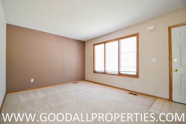 Building Photo - 3 Bedroom Home in West Des Moines!