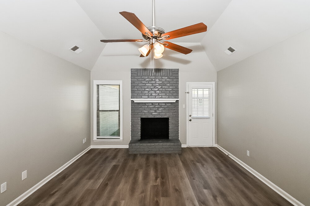 Building Photo - 9898 Sequoia Ln