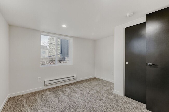 Building Photo - 946 Pratt St