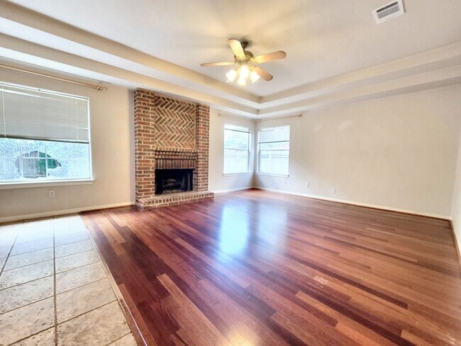 Building Photo - 3/BR, 2/BA Home with Spacious Layout & Lar...