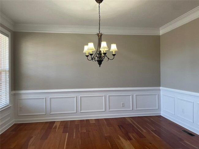 Building Photo - 2871 Royston Dr